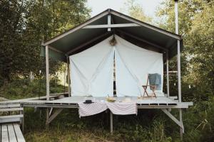 DagdaUz salas的田野上带桌椅的帐篷