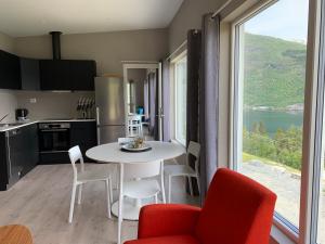 奥尔登Olden Fjord Apartments的一个带桌椅和大窗户的厨房