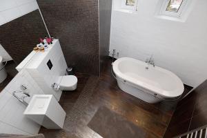斯塔德Ystads Gamla Vattentorn的带浴缸、卫生间和盥洗盆的浴室