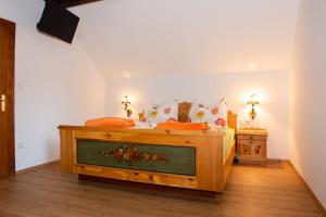 格明德Hansbauer Appartments的一间卧室配有带橙色枕头的床
