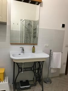 苏韦雷托Alle case il pozzetto的浴室设有白色水槽和镜子