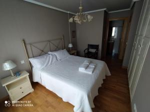 仕格莱El Rinconcito de las Teñas的卧室配有白色的床和2条毛巾