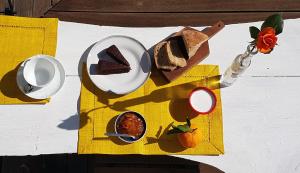 卡布拉斯Limolo Guesthouse的一张桌子,上面放着一盘面包和一杯咖啡