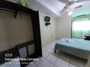Bom JesusAraguaia Hotel的小房间设有一张床和一间浴室