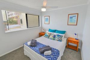 马库拉By The Beach Relaxs - 3 Beds 2 Bath-Pool-Tennis-Golf的一间卧室设有一张床和一个窗口