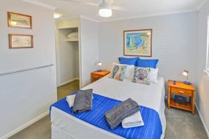 马库拉By The Beach Relaxs - 3 Beds 2 Bath-Pool-Tennis-Golf的一间卧室配有一张带蓝色床单的大床
