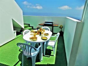 FasniaCasa Pepe的阳台配有餐桌,上面有食物