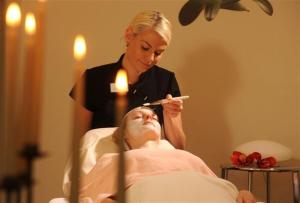 哥达思加洛斯公园酒店的一位在医院里刷男人脸的女人