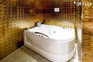 Yangsan Seoksan W Hotel的一间浴室