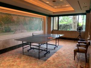Ōtakiホテル グリーンヒル 大多喜的一张带绘画的乒乓球桌
