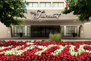 温尼伯Fairmont Winnipeg的红白花酒店前的标志