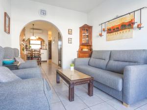 艾姆布里亚布拉瓦Holiday Home Porto Fino by Interhome的客厅配有两张沙发和一张咖啡桌