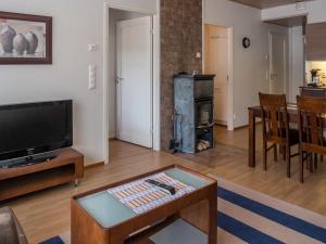 拉赫登佩拉Holiday Home Tuija by Interhome的客厅配有桌子、电视和桌子。