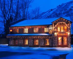 杰克逊小溪旅馆的雪中遮盖着圣诞灯的房子