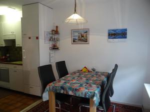 英格堡Apartment Zügstrasse 4 by Interhome的桌椅和厨房
