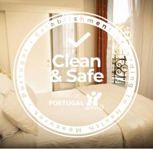 波尔图阿利多斯酒店的房间里的一个标志,说清洁和安全