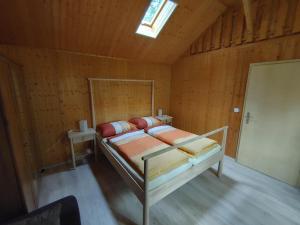 文迪施里茨Ferienhaus Eschenallee的木制客房内的一间卧室,配有一张床