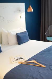 马德里马德里沃尔特旅馆的酒店客房,配有一张带标志的床