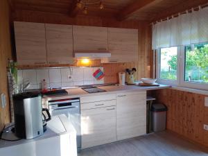 文迪施里茨Ferienhaus Eschenallee的厨房配有白色橱柜和炉灶烤箱。