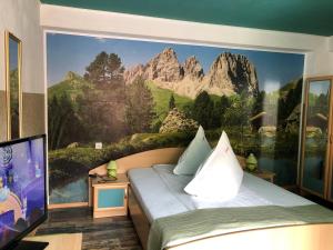 布朗Pensiunea Carina的卧室的墙上挂有山壁画