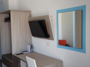 马萨奥克里斯马雷酒店 的镜子旁的墙上有电视