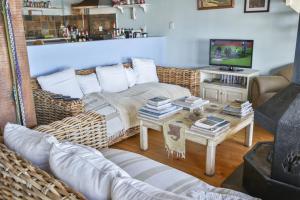 蚝湾牡蛎湾海滩酒店的客厅配有沙发和桌子