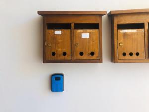 圣维托-迪卡多雷Casa bianca的两个木制橱柜和墙上的蓝色箱子