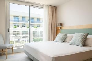 拉皮内达Gran Palas Hotel - Spa incluido的一间卧室设有一张床和一个大窗户