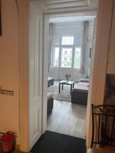 布达佩斯多瑙河蝴蝶之家住宿加早餐旅馆的一间设有门的房间,可通往客厅