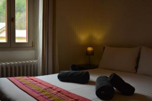 La Brigue圣马丁酒店的一间卧室配有一张带两个枕头的床