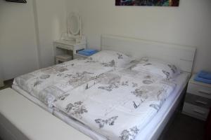 特里尔Geräumige 4 Zimmer Wohnung an den Kaiserthermen的一间卧室配有一张带白色床罩的床