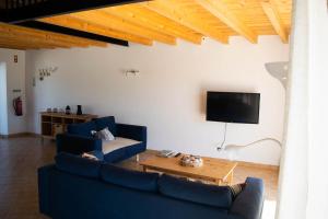 阿尔沃尔Quinta David的客厅配有2张蓝色沙发和电视