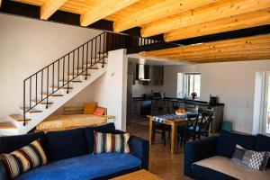 阿尔沃尔Quinta David的一间带蓝色沙发的客厅和一间厨房