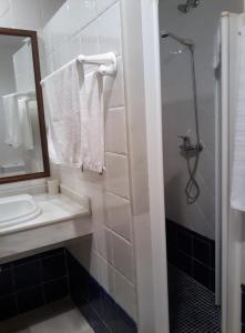 AlboreaHostal Artiga的白色的浴室设有水槽和镜子