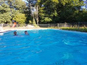 赫尔Camp Wild West的两人在蓝色游泳池游泳