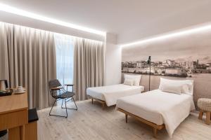 海若克利欧伊拉克利翁中心宜必思尚品酒店的酒店客房配有两张床和一张书桌