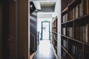 恒春古城仁旅宿的图书馆里一个空的走廊,里面装有书架
