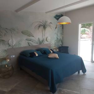博尔马斯·莱斯·米默萨斯Villa Nais B&B的一间卧室配有蓝色大床和蓝色床单