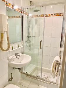 布里默戛纳酒店的一间浴室