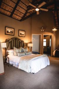 比勒陀利亚Bass Lake Country Lodge的一间卧室,卧室内配有一张大床