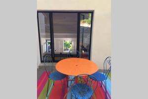 塞特港La Baraquette的窗户前的橙色桌子和椅子