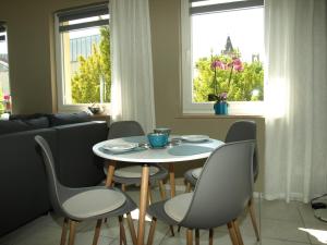 波茨坦appartement marléne的客厅设有桌椅和窗户