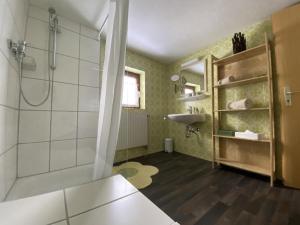 Nagelfluhhaus Hirsch的一间浴室