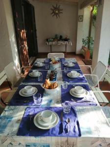 哥斯达雷B&B Vacanza Facile的桌上放有盘子和碗的食物