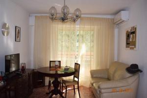 阿利坎特Apartamento en el centro de Alicante的客厅配有桌子和沙发