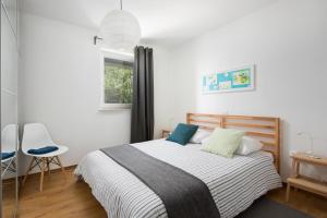 拉巴克Lemechi Casa Girasole Apartments的一间卧室设有一张床和一个窗口