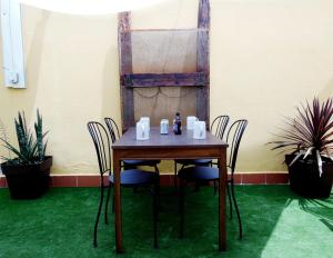 塔韦尔纳斯沙漠花园乡村之家酒店的植物间里的桌椅
