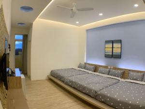 马公澎湖沐月民宿的一间卧室设有一张大床和天花板