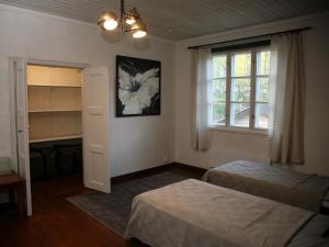 于韦斯屈莱Wivi`s的一间卧室设有两张床和窗户。