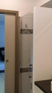 尚皮涅Le 10 Bis的浴室里设有玻璃门淋浴